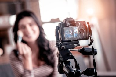 Mutlu blogger onu modern video kamerada bir video yapma
