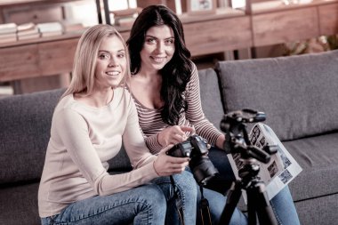 İlham arkadaş kanepede oturan