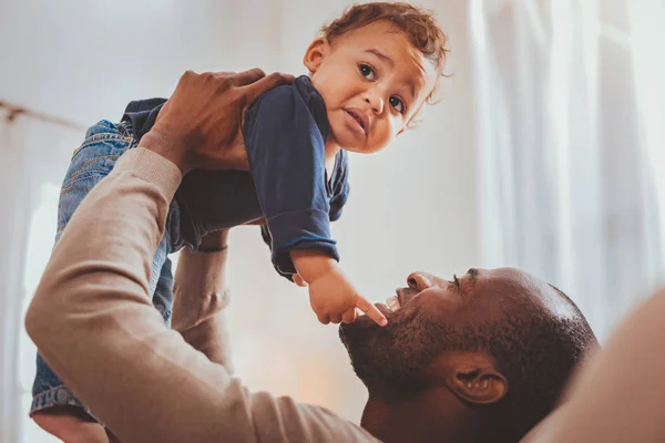 Sonriente padre sosteniendo a su pequeño hijo —  Fotos de Stock