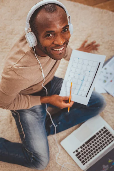 Hombre feliz escuchando música — Foto de Stock