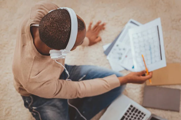 Afroamerikaner hört Musik — Stockfoto