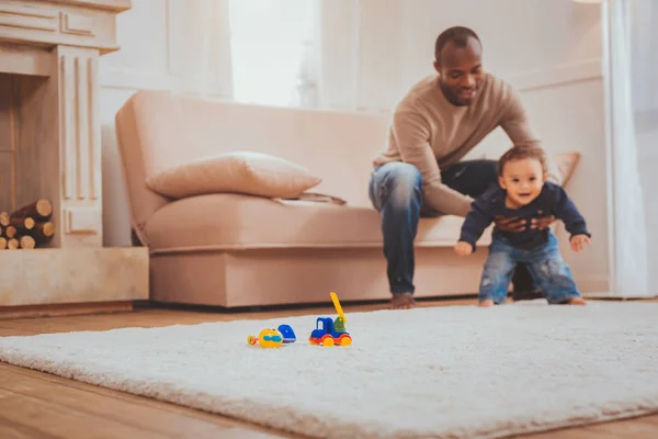 Liefdevolle vader onderwijs zijn zoon om te lopen — Stockfoto