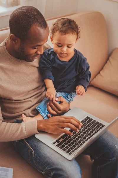 Vrolijke vader werken met zijn zoon — Stockfoto