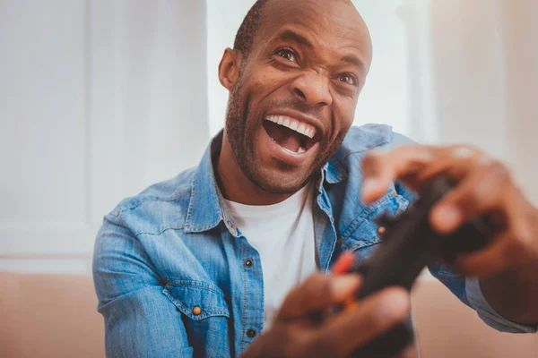 Abrumado joven hombre jugando juegos — Foto de Stock