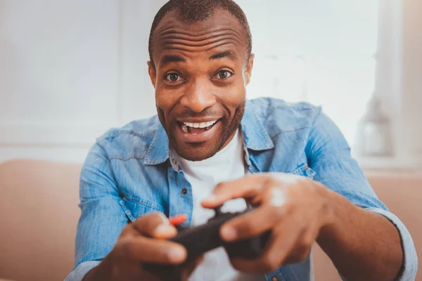 Feliz joven jugando juegos — Foto de Stock