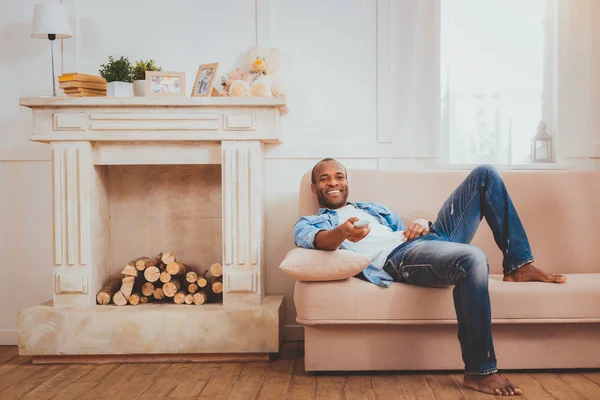 Inhoud van de man met een afstandsbediening — Stockfoto