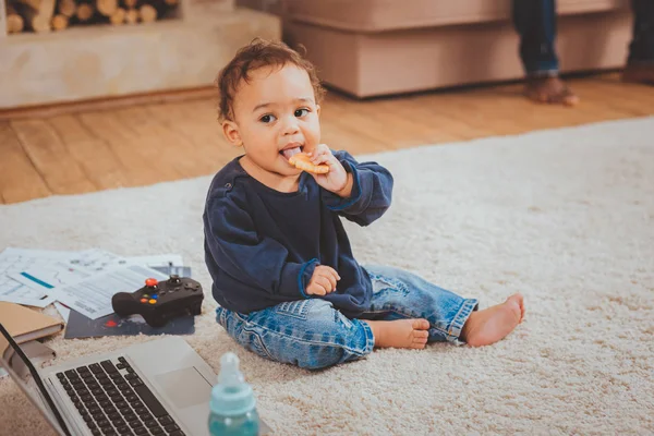 Rozkošné dítě jíst chutné cookie — Stock fotografie