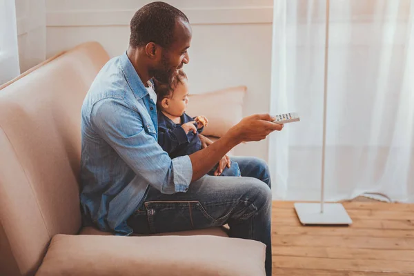 Waarschuwing vader die zijn kind babysit — Stockfoto