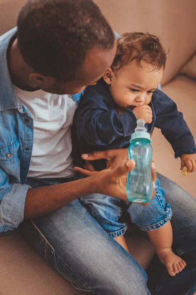 Liefdevolle vader zijn kind babysit — Stockfoto