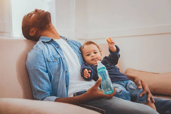 Cansado padre cuidando a su hijo y durmiendo —  Fotos de Stock