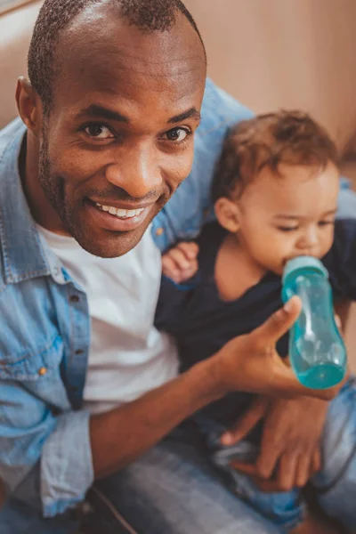 Freudiger Vater babysittet sein Kind — Stockfoto