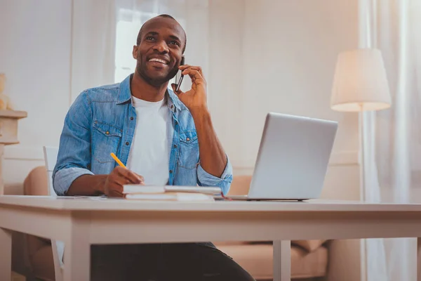 Homem alegre falando ao telefone — Fotografia de Stock