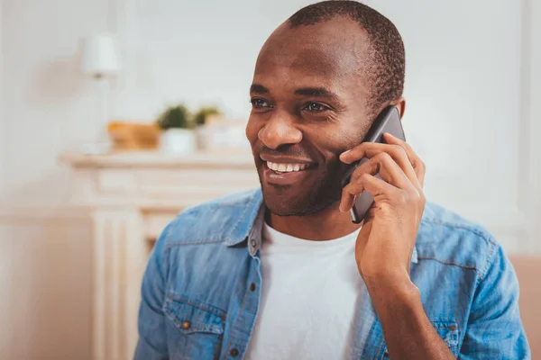 Homem exuberante falando ao telefone — Fotografia de Stock