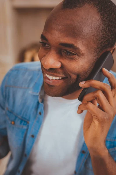 Homem encantado falando ao telefone — Fotografia de Stock