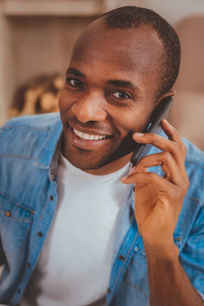 Homem alegre falando ao telefone — Fotografia de Stock