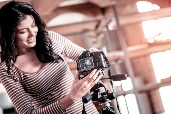 Blogueiro feminino alegre consertando sua cam — Fotografia de Stock