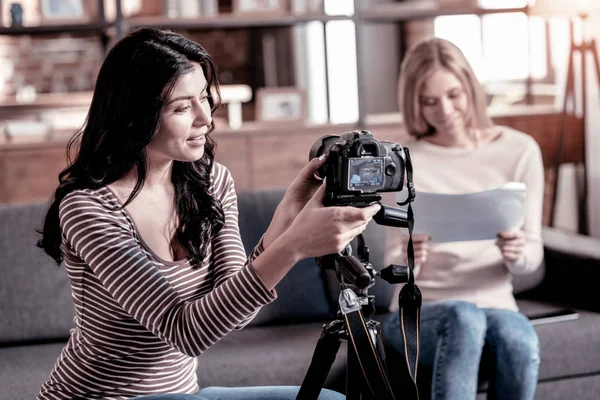 Verheugd vrouw vaststelling haar camcorder — Stockfoto