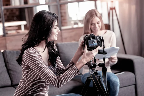 Glückliche Frau repariert ihren Camcorder — Stockfoto