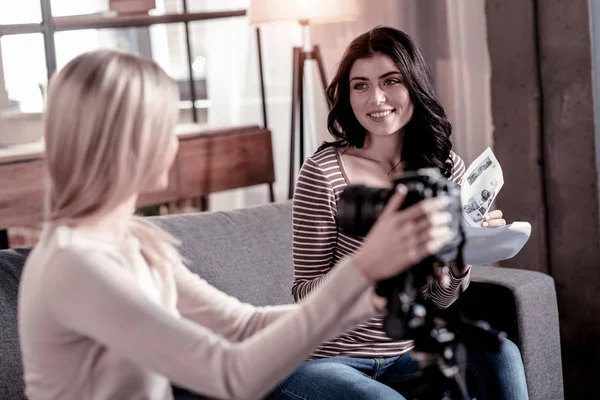 Jeune femme inspirée assise sur le canapé — Photo