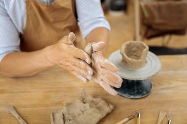 Çalışma sürecinde seramik tekerleğini kullanarak profesyonel handicraftsman