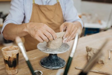 Profesyonel ve hızla onun seramik tekerleğini kullanarak el işleri ustası