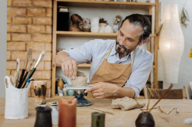 Sakallı çömlekçi atölyesinde çalışırken mutlu hissediyor