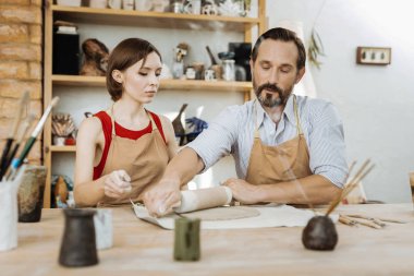 Kadın için ana sınıfı veren sakallı esmer handicraftsman
