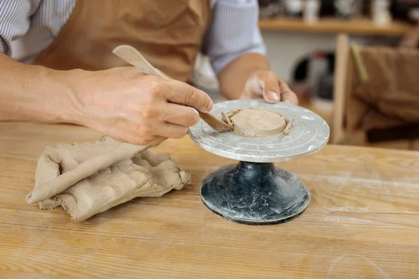 Artesano con delantal formando futuros artículos de arcilla — Foto de Stock