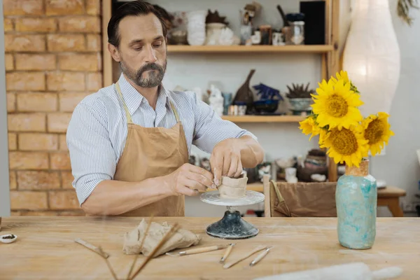 Inspirierter Keramiker stellt seine berühmten Blumenvasen her — Stockfoto