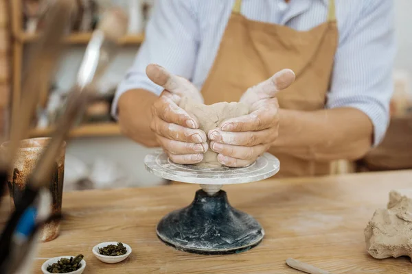 Handicraftsman formowanie wazon z rękami na kole garncarskim — Zdjęcie stockowe