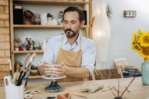 Dunkelhaarige Keramikerin fühlt sich während der Arbeit zufrieden — Stockfoto