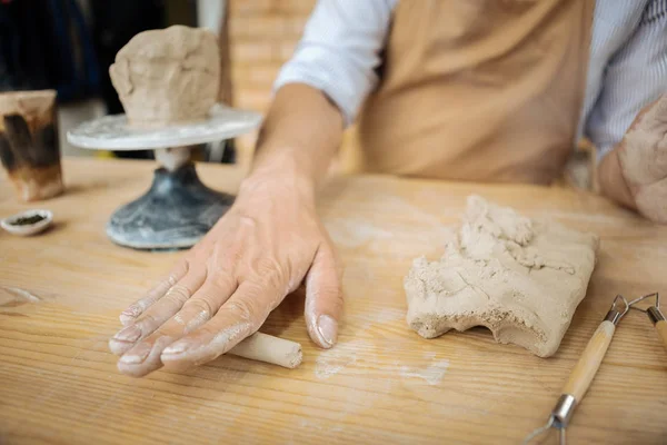 Töpfer mit professionellem Gerät beim Formen von Tonvasen — Stockfoto