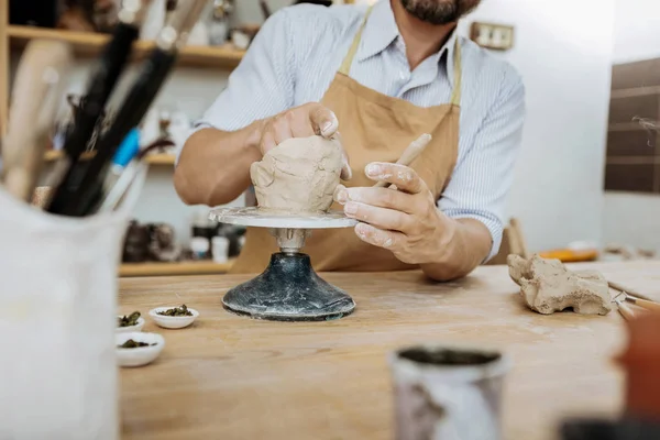 Barbudo ceramista tener ideas creativas mientras se utiliza jigger cerámica — Foto de Stock