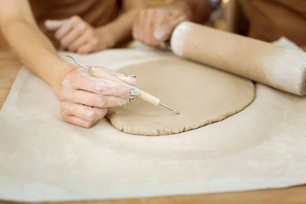 Vrouwelijke keramist sommige lijnen tekenen op toekomstige keramische vaas — Stockfoto