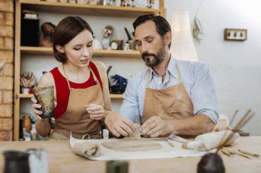 Güzel yapım sürecinde potters birkaç bardak kahverengi