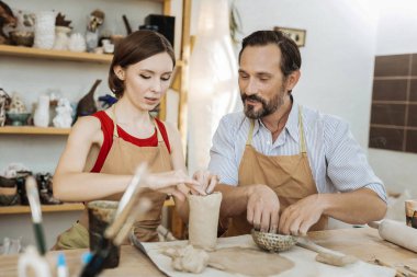 Esmer ceramists birlikte çalışma neşeli hissediyorum birkaç