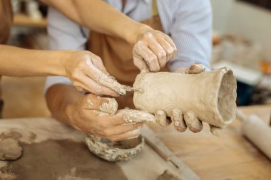 Birlikte güzel çiçek vazo yapma potters birkaç