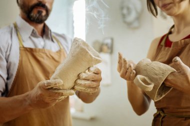 Erkek ve dişi potters bardak ve gözlük yapma