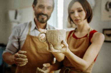 Güzel büyük kupa yaptıktan sonra mutlu duygu potters birkaç