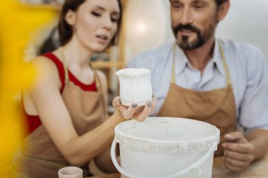 Karanlık tırnak sanat küçük toprak kap holding ile güzel kadın ustası