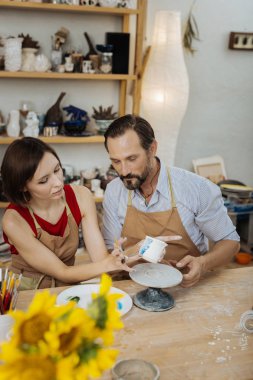 Kadın ve erkek ceramists süslemeleri ile onların iş bitirme