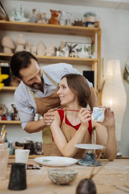 Sakallı koca karısını çalışma içinde çalışma sarılma