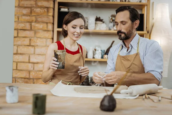 Ler mörkhårig hemmafru besökande mästarklass i keramik — Stockfoto