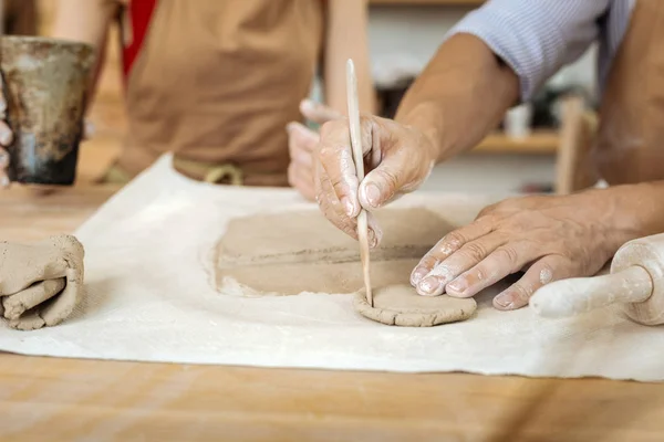 Potter formando piccoli cerchi di terracotta con le mani — Foto Stock