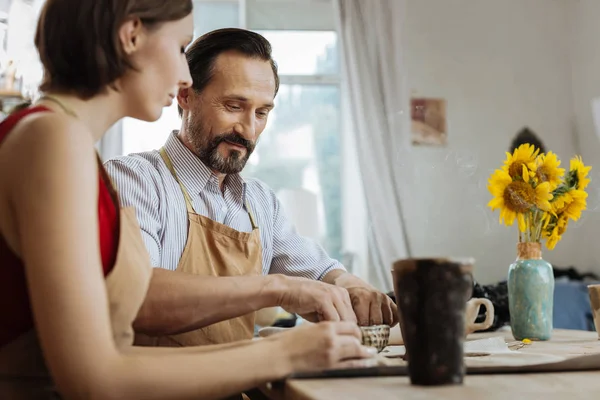 Vase Mit Sonnenblumen Vorhanden Ein Paar Kreativ Inspirierte Keramiker Sitzen — Stockfoto