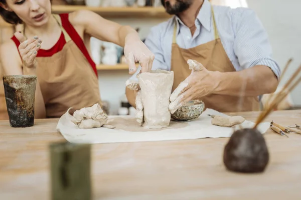 Vrouwelijke keramist werkt samen met haar man — Stockfoto