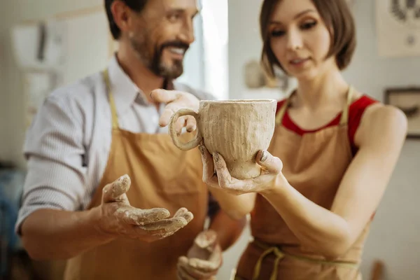 Unga par lämnar keramikkurs master med egen cup — Stockfoto