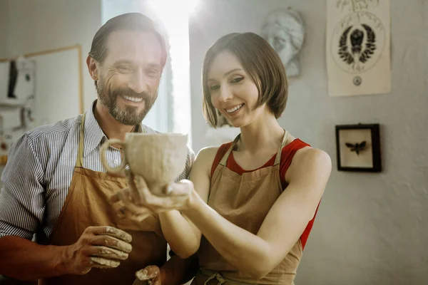 Twee aardewerkers gevoel opgelucht na het maken van grote kopje — Stockfoto