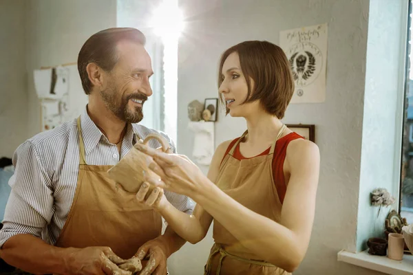 Amante esposo cariñoso visitando a su esposa en su taller — Foto de Stock