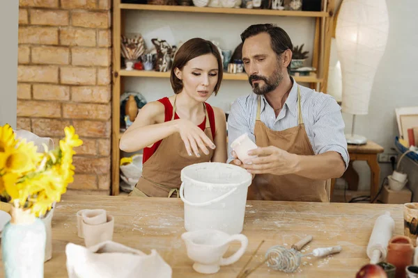 Dark-haired woman attending master class in ceramics — Stock Photo, Image